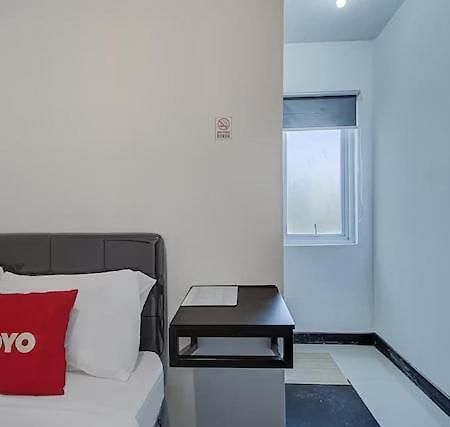 Super Oyo Capital O 3198 Sukomanunggal Inn Surabaya Exterior photo