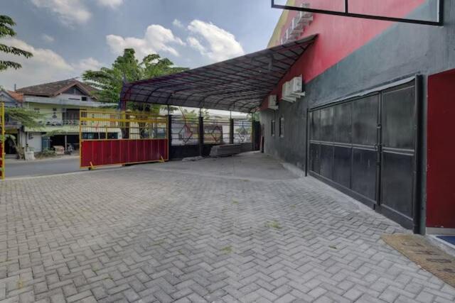 Super Oyo Capital O 3198 Sukomanunggal Inn Surabaya Exterior photo